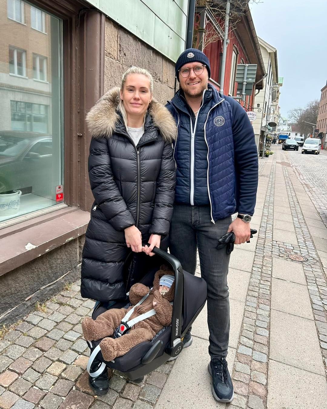 Isabel Annerfalk och Erik Persson tillsammans med sin bebis i Lysekil