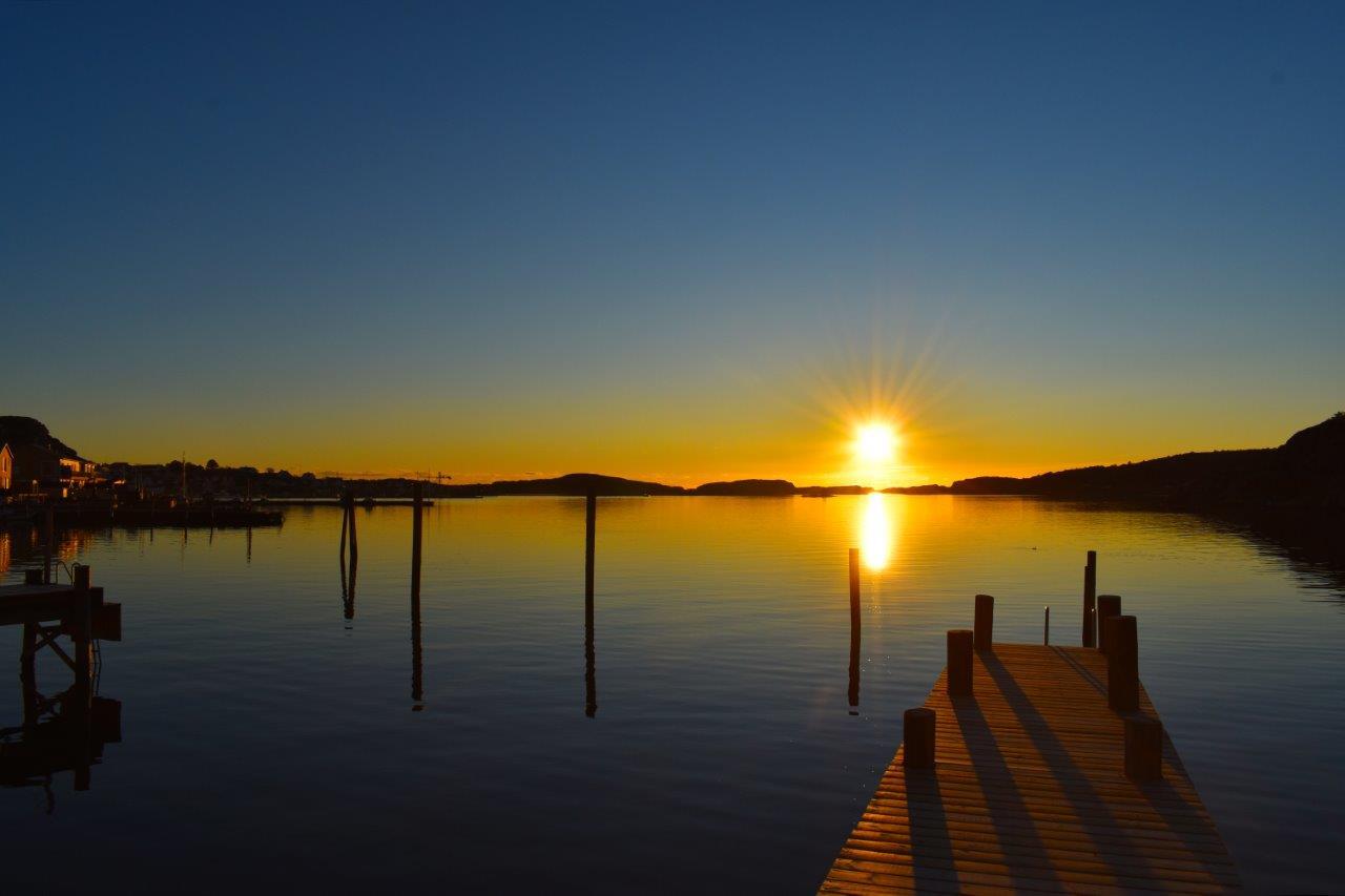 Solnedgång över havet i Fjällbacka