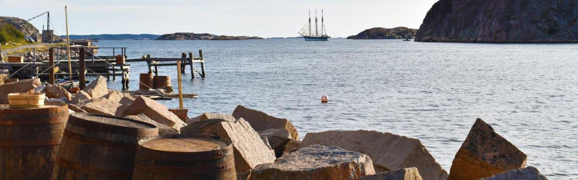 Skepp i horisonten, gamla tunnor i förgrunden i Heestrand